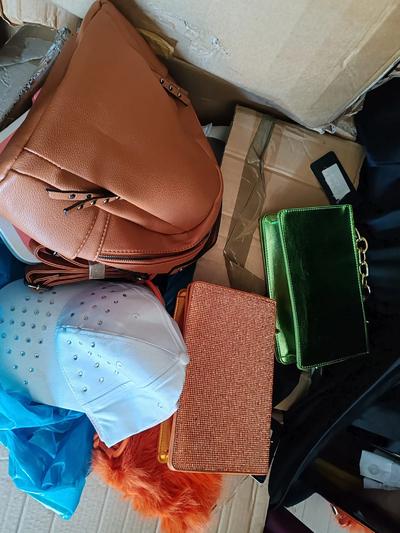 OMBRELLI, OCCHIALI, CIRCA 8.000 TRA VESTITI, CALZINI, CAPPELLI FOULARD ETC. LOTTO 2