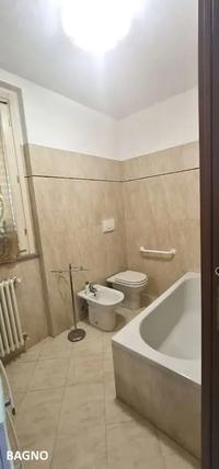 L’appartamento tre locali e servizi, con soggiorno con...