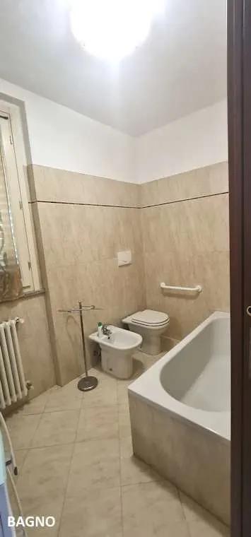 L’appartamento tre locali e servizi, con soggiorno con zona cottura oltre portico e ampio giardino di proprietà. L’appartamento ha un vano scala interno che lo collega al piano interrato con ampio ...