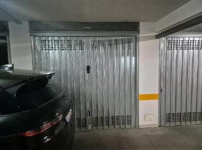 Unità immobiliare ad uso box auto sita in Trinitapoli, Via Santa Faustina Kowalska snc, piano sottostrada. Catasto: Fg. 68 p.lla 4318 sub 24, cat. C/6 cl. 3, consistenza mq 29, superficie catastale mq 33, rendita € 128,80. Box ubicato in complesso condominiale con accesso da androne scala/ascensore e da rampa esterna.