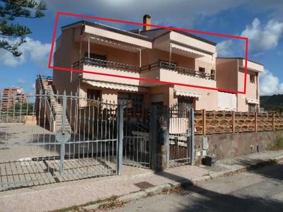 Appartamento a Carbonia (SU), in via Valverde 7, con ingresso indipendente, corte esclusiva e quota di comproprietà di locale deposito. Superficie commerciale totale indicativa: 188 mq Per maggiori informazioni visitare il portale www.quimmo.it - Codice annuncio 2640038