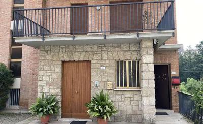 Appartamento su due livelli, parte di più ampio fabbricato composto da sei...