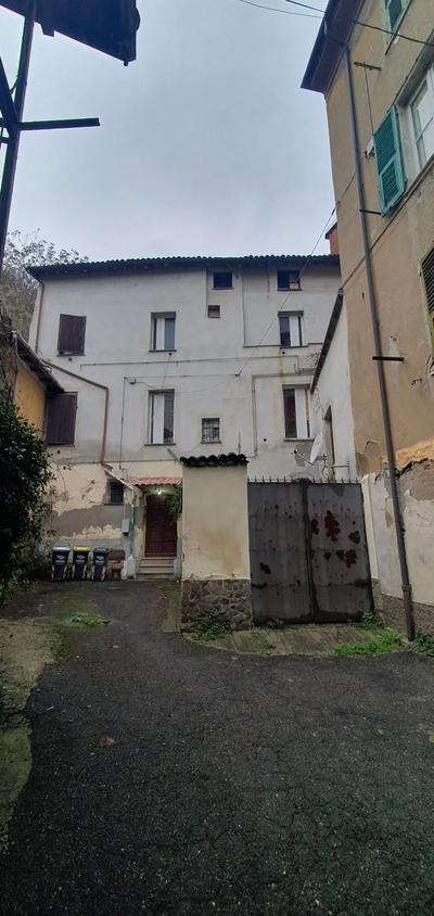 abitazione di tipo popolare, situata nel centro storico di Serravalle...