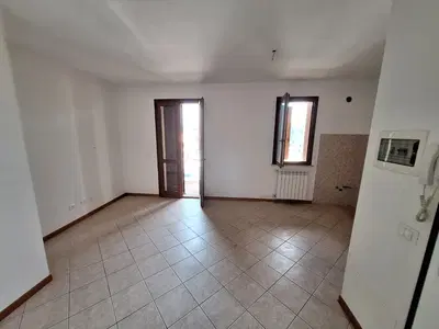 Bilocale al piano primo con garage sito a Capannoli (PI), in via Gramsci 50/1. Per maggiori informazioni visitare il portale www.quimmo.it - Codice annuncio 2638797