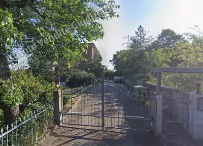 Lotto unico - appartamento di civile abitazione, posto al piano rialzato, composto da ingresso, soggiorno, cucina, tinello, tre camere, due bagni, ripostiglio e due balconi, con cantina e autorimessa di pertinenza poste al piano seminterrato. Superficie commerciale complessiva: Mq. 141.