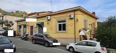 Piena ed intera proprietà di fondo commerciale/negozio con annesso locale di deposito, spogliatoio, wc, e balcone sito in La Spezia, frazione san Venerio, via Martiri del Risorgimento 64-66, della superficie lorda di mq. 121