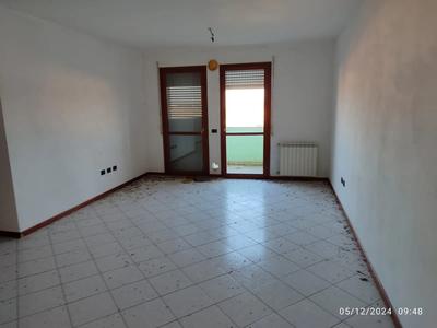 Intera piena proprietà di: Bene n. 3) Appartamento posto al piano secondo di fabbricato facente parte di complesso condominiale e composto da soggiorno-cucina, atrio, tre camere da letto, bagno e duebalconi; Bene n. 13) Garage pertinenziale posto al piano terra del medesimo fabbricato.