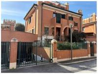 Porzione di Villino Bifamiliare su tre piani fuori terra...