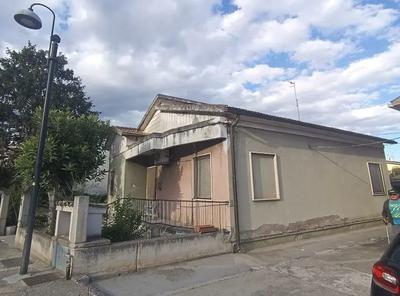 Diritti di piena proprietà per la quota di 1/1 su deposito sito in Montecosaro (MC) – Via Don Bosco n. 89, piano T, della superficie commerciale di 19,00 mq. distinto al Catasto fabbricati di detto...