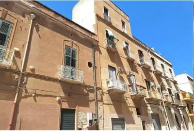 Appartamento (sub 9) a Trapani (TP), via Passo Enea 43. Piano quarto di palazzo ristrutturato in zona centrale. Superficie commerciale di 48,00 mq. Condizioni discrete Per maggiori informazioni visitare il portale www.quimmo.it - Codice annuncio 2537873