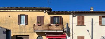 Piena proprietà, dei debitori esecutati, su immobile in Montefiascone Via Tartarola, costituito da un locale commerciale, posto al piano terra, al quale si accede, da Via Tartarola, attraverso una piccola area comune; il locale in questione ha accesso diretto sull’area suddetta. Stato detentivo dell’immobile: Immobile condotto in locazione; non è stato reperito il relativo contratto. Stato detentivo: occupato da terzi senza titoloRegime IVA: non soggetto.