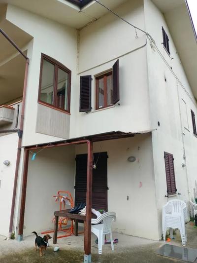 L’immobile è costituito da un’abitazione sita al piano primo, dotata di due ingressi indipendenti da ballatoio e suscettibile di frazionamento in due distinte unità immobiliari.L’appartamento sito sul lato destro è più ampio e si compone di disimpegno, cucina, un bagno, due camere da letto e un tinello.L’appartamento posto sul lato sinistro è più piccolo e si compone di soggiorno con angolo cottura, disimpegno, una camera da letto e un bagno