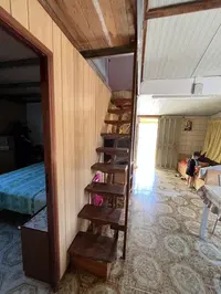 1/1 di proprietà di Villino in Augusta, c.da Agnone Marina, piano T, vani 4 + acc. E corte, nel C.F. al fg. 1 p.lla 2753, z.c. 1, cat. A/7, classe 2, vani 5,5. Per l’immobile risulta presentata domanda di condono edilizio n. 3682/1986, mai completata. Non risulta rilasciato il certificato di agibilità