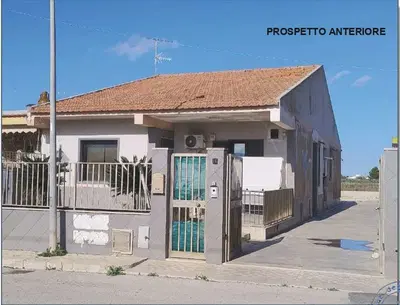 Abitazione singola unifamiliare con sottostante garage ed area esterna pertinenziale