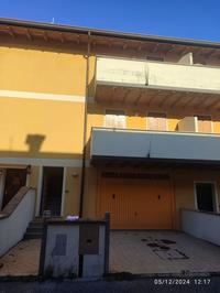 Intera piena proprietà di: Bene n.26) Villetta a schiera sviluppantesi su 3 piani fuori terra, facente parte di fabbricato inserito in un complesso condominiale e composta: al piano T, da ingresso con vano scale; al piano primo, da vano scale, atrio, bagno, cucina-soggiorno e due balconi; al piano secondo, da vano scale, atrio, bagno, due camere da letto e due balconi; con annesse aree cortilive antistante e retrostante; Bene n. 27) Garage pertinenziale posto al piano terra del medesimo corpo di fabbrica.