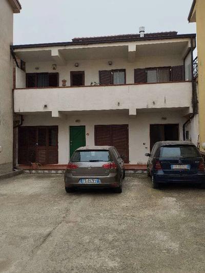 Abitazione in villino che si sviluppa su due piani (P.T.-1) all’interno di un fabbricato bifamiliare, più un locale deposito al secondo piano sottotetto e annessa area di corte. Superﬁcie commerciale totale pari a 216 mq.