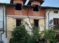 unità abitativa disposta su due piani fuori terra, piano terra e primo piano, con cantina al piano interrato e sottotetto, cortile di pertinenza sul quale insistono locali separati. 