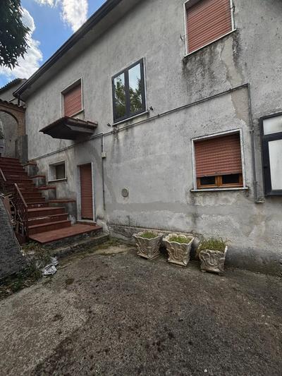 Appartamento disposto su due livelli collegati internamente da una scala.