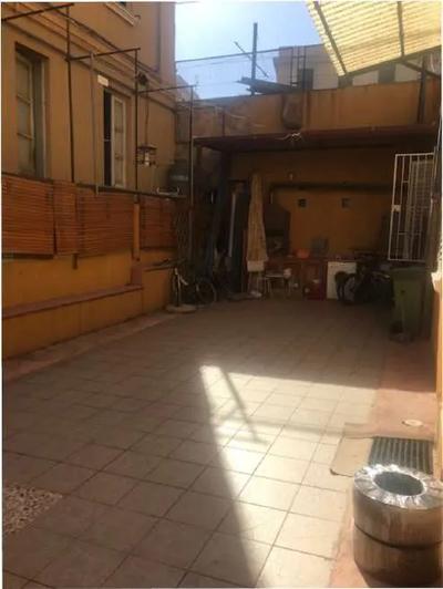 piena proprietà per la quota 1/1 dell’appartamento al piano terreno di un edificio a tre elevazioni fuori terra, che si presenta suddiviso in due unità immobiliari, confinante nel complesso su due lati, ad est e a sud con il cortile condominiale, ad ovest, come riporta il Catasto, con la via Provinciale (v.le San Martino) rispetto alla quale l'appartamentotrovasi a quota più bassa e a nord con altro appartamento.