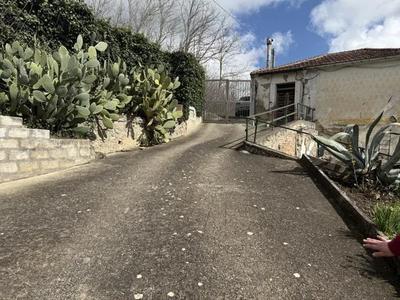 Piena proprietà di fabbricato sito in Ariano Irpino (AV), alla contrada Cerreto, n.25, situato in zona periferica e distante dal centro urbano circa 6 km. La zona è provvista dei principali servizi di urbanizzazione primaria ad esclusione della rete fognaria. L’immobile gode di una buona esposizione e posizione ed è composto da n. 2 piani, di cui uno seminterrato. L’immobile è composto da 3 vani principali posti a piano terra: cucina due camere oltre a un bagno, un disimpegno e balcone. 
