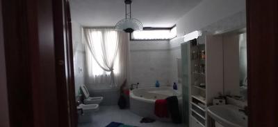 Villa singola a Mezzago via Dell'Acqua 11,di 316 mq, 1/1 di piena proprietà. Disposta su 3 livelli: S1: cantina, lavanderia, dispensa, locali tecnologici e box; PT: soggiorno, cucina, 3 camere, 2 b...