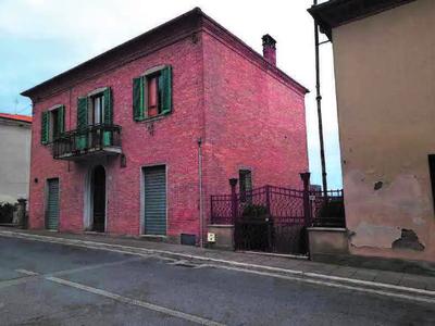 Piena proprietà di villetta indipendente con resede di pertinenza in Montepulciano, fraz. Valiano, Via Lauretana Nord n.22/24/26. Superficie di circa mq. 134,00 abitazione; mq. 16,33 terrazzi; mq. 78,00 soffitte e mq. 80,00 cantine e tettoia. Classe energetica G. Sono presenti difformità edilizie non sanabili e sanabili (si veda Perizia 4/7/2023 Geom. Cresti). L’immobile, per una parte è da ritenersi “libero alla consegna”, per altra parte è occupate con contratto di locazione 11/05/2019 di anni 4+4