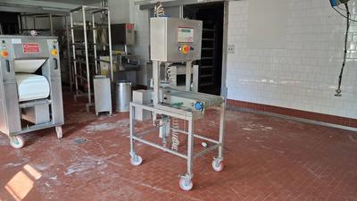 (Lotto n.13) - Timbratrice con bollo inferiore marca F.LLI ZIVERI, dimensioni 100x65x185 cm circa, unitamente carrello porta bombola in acciaio con timbri a fuoco.