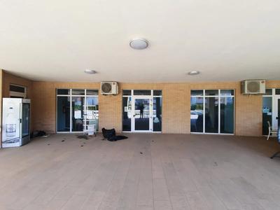 LOTTO 1: Unità immobiliari inserite in un complesso turistico situato nella zona marina di Montenero di Bisaccia (CB), denominata "Contrada Padula", formato da villini di tipologia a schiera articolati su due piani fuori terra. L'unità immobiliare in vendita al presente lotto è costituita da: - Piscina con solarium; Locale commerciale adibito a bar/ristorante; N. 4 posti auto scoperti. 