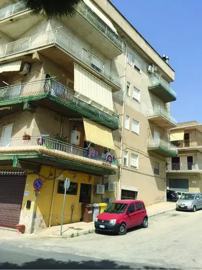 Abitazione di tipo civile (A/2) sita in Sciacca, via Poio, piano secondo, composta da 8 vani, inserita nel NCEU fg 111 p.lla 986/5 