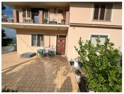  Intera piena proprietà Appartamento ad uso civile abitazione al piano terra e taverna al piano seminterrato, il tutto facente parte di un fabbricato n.3 piani; nell’insieme per una superficie convenzionale pari a 233,50 mq circa.