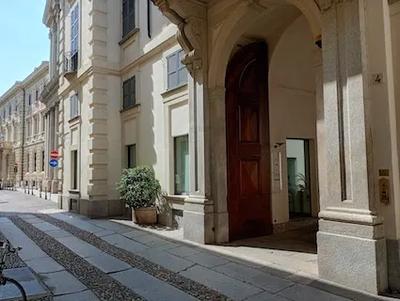 Quota intera di proprietà di unità immobiliare al piano terra ad uso negozio con accessorio di magazzino/servizio igienico al piano seminterrato in edificio condominiale di due piani fuori terra sito in Novara, Via Negroni 4, dichiarato di interesse storico-artistico a norma della Legge n. 1089/1939 e ss.mm.ii.. L’unità immobiliare sviluppa una superficie commerciale di mq. 85,90 ed una superficie calpestabile interna negozio piano terra e magazzino/servizio igienico piano seminterrato di mq. 61,40.