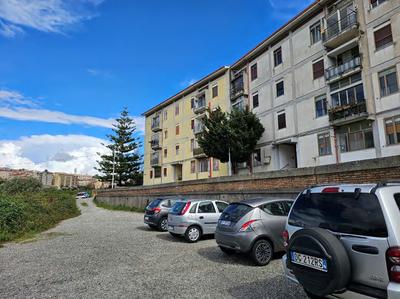 Piena proprietà di appartamento posto al piano primo, della scala “A” del Condominio “TELESIO 12”. Si compone di ingresso, studio, soggiorno, salone, cucina e due vani letto, oltre accessori, con annesso e pertinente locale ad uso cantina posto al piano primo sottostrada, superficie totale 144 m2.