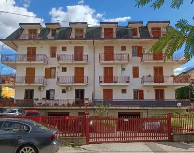 Intera proprietà di un appartamento di 116 mq (112 mq escluse aree scoperte), ubicato al piano mansarda, scala A, interno 7, composto da un ingresso, un ripostiglio, soggiorno/cucina, un disimpegno, tre camere da letto e un servizio-igienico e una corte ad uso esclusivo di 69 mq annessa al fabbricato con una tettoia-legnaia siti nel Comune di Sirignano (AV) in via Sgambati n.13 – Parco Sant’Andrea.