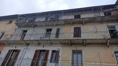 Appartamento al piano terzo composto da tre locali, cucina, bagno e antibagno, scala di accesso ad un locale al piano soppalco ad uso ripostiglio. Si rinvia al portale delle vendite pubbliche per o...
