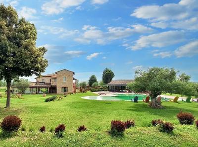 Villa con piscina, a Perugia, Fraz. Mugnano, in Via Gualtiero Ficola 7. Due piani fuori terra, ampi spazi interni finemente rifiniti. Superficie commerciale total abitazione: 710 mq Per maggiori informazioni visitare il portale www.quimmo.it - Codice annuncio 23665