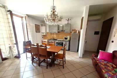 Bilocale in Borgonovo Val Tidone (PC), lungo via Montanara. Zona semicentrale ben servita. Piano primo di palazzina. No ascensore. Superficie commerciale di 83,84 mq. Ingresso su soggiorno, angolo cottura, bagno, camera e 2 balconi. Finiture standard. Riscaldamento con caldaia e radiatori. Split estivi. Inclusi garage e cantina piano terra. Condizioni buone Per maggiori informazioni visitare il portale www.quimmo.it - Codice annuncio 2639892