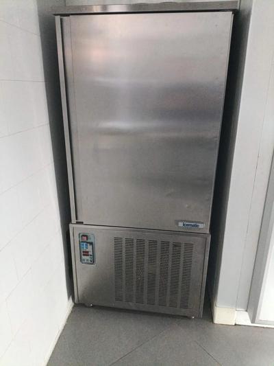 Abbattitore in acciaio inox marca Icematic; Cella frigo con quadro elettrico marca MISA di colore bianco metri 1,60x1,60x2,35 -N. di serie 5RA300BVD005
