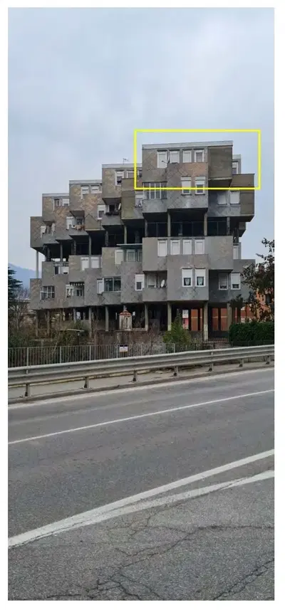 Piena Proprietà. In Comune di CALOLZIOCORTE, Sezione di CORTE, Corso Europa n. 78, a parte del fabbricato eretto sul mappale 2970 ente urbano di C.T. di mq. 1.990, appartamento composto da ingresso, soggiorno, cucina, 3 camere, bagno, ripostiglio, corridoio e 3 balconi al piano quinto; oltre a vano ad uso autorimessa singolo al piano terra.