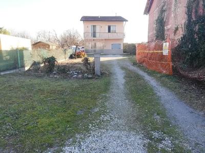 Unità collabente non agibile, via Bigolo n. 12 (precedentemente n. 10), che si sviluppa su due piani fuori terra con scoperto di pertinenza, avente accesso dalla pubblica via attraverso proprietà di terzi, nonché due terreni a vocazione agricola aventi accesso in parte dalla p.lla 1155 ed in parte della p.lla 1031 sub.6