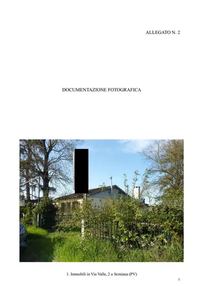 Fabbricato al piano terra suddiviso in due unità composte da un monolocale di civile abitazione e da un immobile commerciale adibito a ristorante/pizzeria con annesso cortile pertinenziale. 