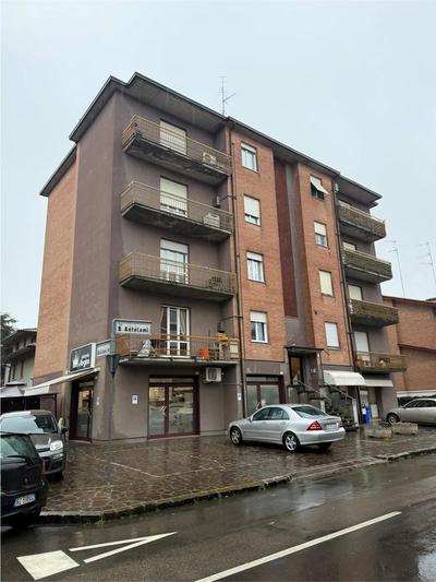 Piena proprietà per l'intero di porzione di fabbricato civile in condominio posto in Comune di Carpi (MO), Via Benedetto Antelami n. 1, precisamente costituita da: - appartamento al piano secondo composto da ingresso, soggiorno, cucina, tre camere da letto, disimpegno, un bagno, un piccolo ripostiglio, due balconi; - autorimessa al piano terra.