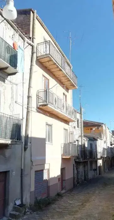 Immobile abitativo costituente un unico fabbricato che si caratterizza di n. 3 piani fuori terra e n. 1 seminterrato; sito tra n. 2 strade dalle quali ha da entrambe accesso.