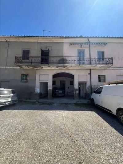 unità immobiliare consistenza 5,5 vani, superficie catastale totale 173 mq, aree scoperte 152 mq