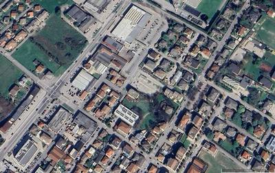 Trattasi di Piena proprietà per la quota di 1/1 di appartamento al piano primo su condominio di ottounità su quattro piani fuori terra sito in Montecchio Maggiore (VI) Via A. Pacinotti, 74/2. Pien...