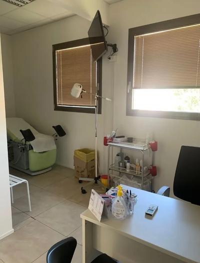 Il Lotto 2 per il diritto di piena proprietà per la quota di 1/1, sito a Montevarchi (AR) risulta così composto: ufficio posto al secondo Piano in Montevarchi (AR) per una superficie ragguagliata complessiva di circa mq 118,00 con un posto auto al piano S1. La superiore descrizione è un estratto, per una descrizione più dettagliata e completa si invita a prendere visione della perizia e di quanto scritto sull’avviso di vendita.