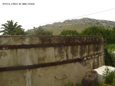 Terreno riportato al N.C.T. del Comune di Mineo al foglio n° 32 particelle n° 7, 32, 62, 63,238, 240 esteso complessivamente ettari 6.69.22, ubicato in c/da “Balatelle/Scaletta” in agro di Mineo con fabbricato rurale e annesso, sul retro, di locale adibito a forno riportato nel NCT al foglio 32, Comune di Mineo, part. 239 