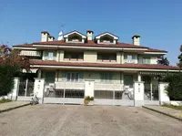 porzione di fabbricato bifamiliare ed autorimessa con...