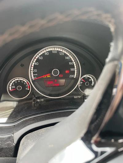 Volkswagen Up, l’auto è in discrete condizioni interne ed esterne ed ha un chilometraggio di 89.194