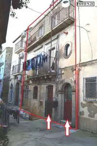 L’immobile è composto da un’abitazione costituita da due...