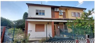 Piena proprietà per la quota di 1/1 di abitazione di...